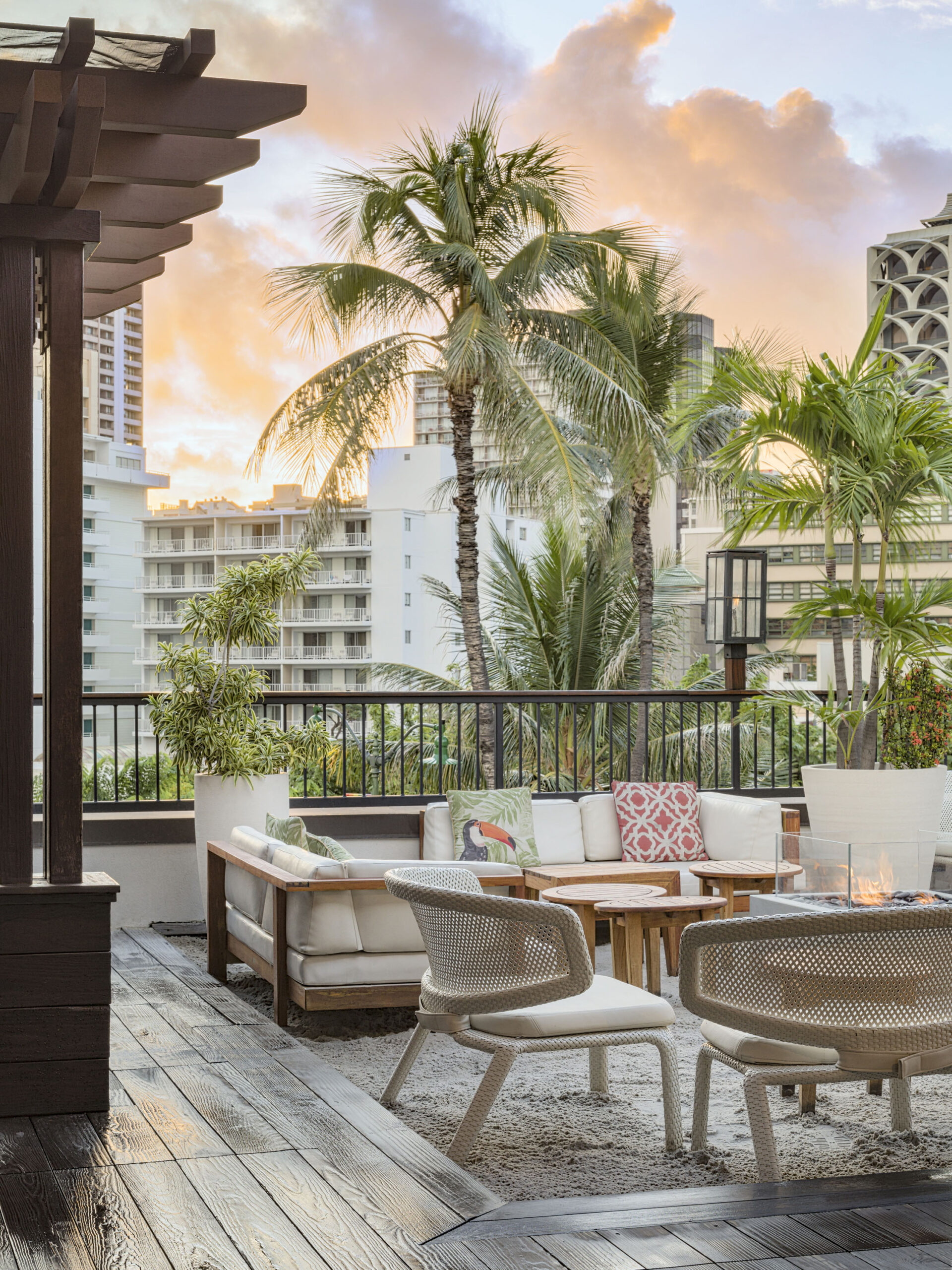 Tommy Bahama Restaurant Bar & Store - Waikiki Rooftop_3 - sensoryco.